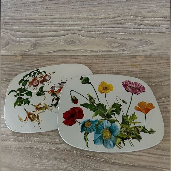 Set of 2 1970s floral cork back metal hot pad wall hangings - Picture 1 of 8